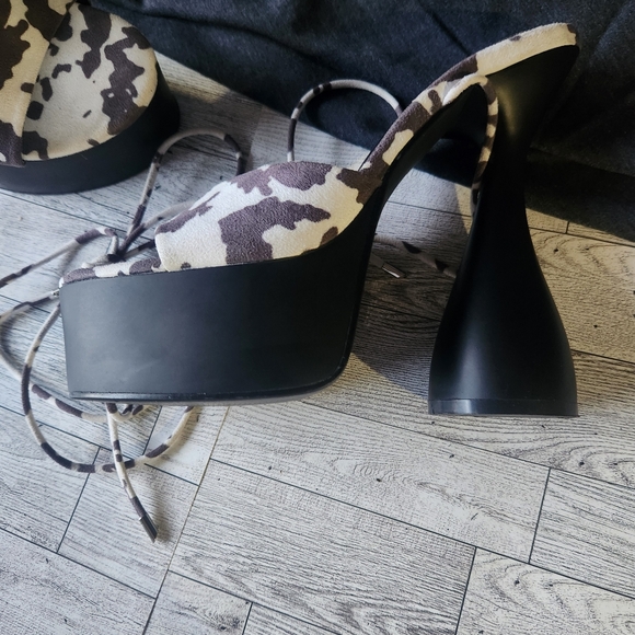 Ego Cowprint Super fun gladiator style round heel - Picture 5 of 7